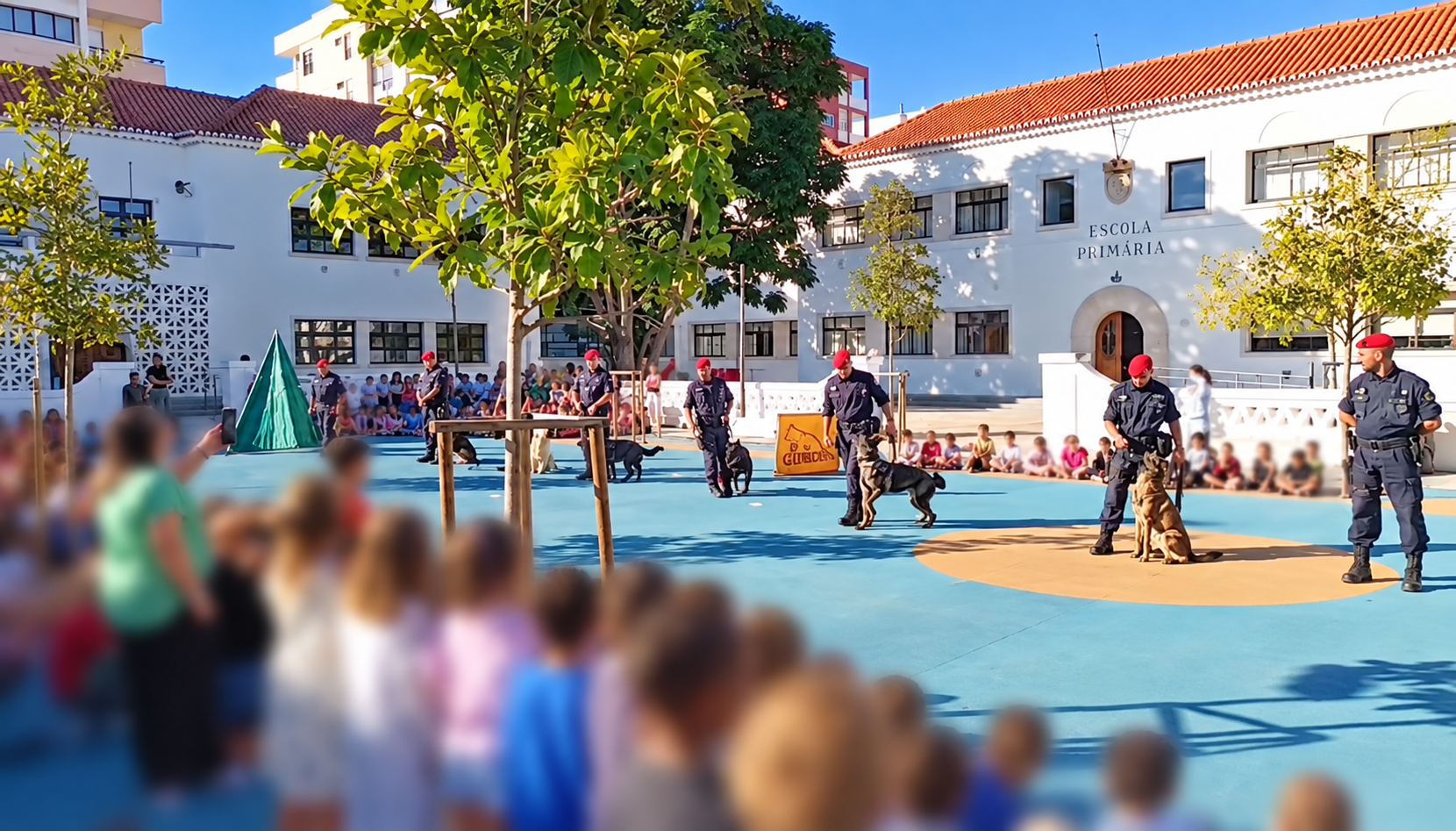 Demonstração Canina no Pátio Escolar